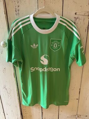 Adidas originals Manchester United Green GK Soccer Jersey. BNWT. Men’s size M